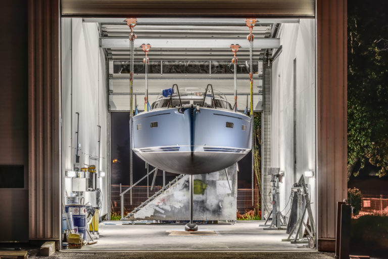 Vue de la carène du JPK 39 FC en cabine de peinture, au chantier