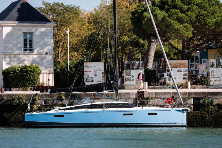 Vue du bateau de côté, amarré au quai de l'Île de Ré
