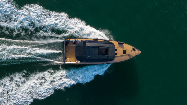 Le JPK Nomad 40 vu de haut fend la mer.