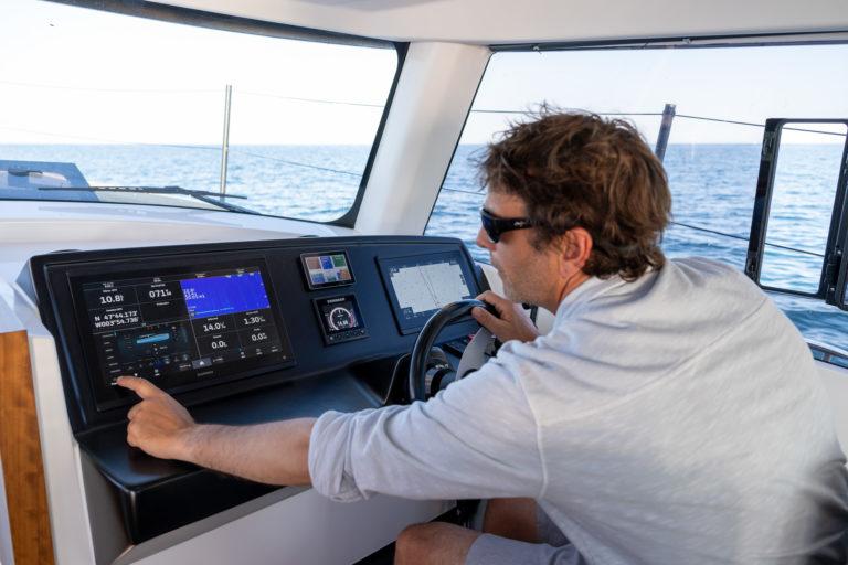 Le skipper utilise le tableau BlueNav pour propulser silencieusement le bateau sur pod électrique
