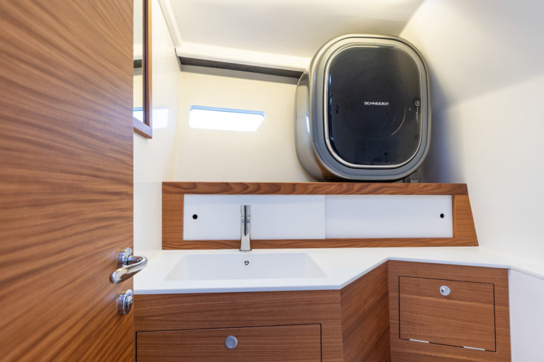 La grande salle de bain avec des équipements bien finis et ergonomiques, comme la vasque ou la machine à laver