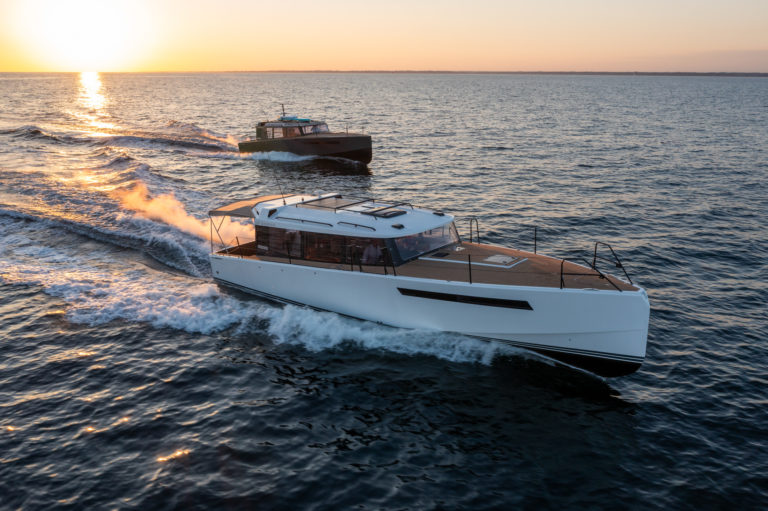 Vue aérienne de deux Nomad 40 lancé à vitesse de croisière au coucher du soleil