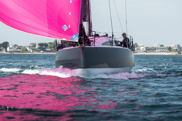 le jpk 1050 sous spi asymétrique vu de face, dans du vent medium faible