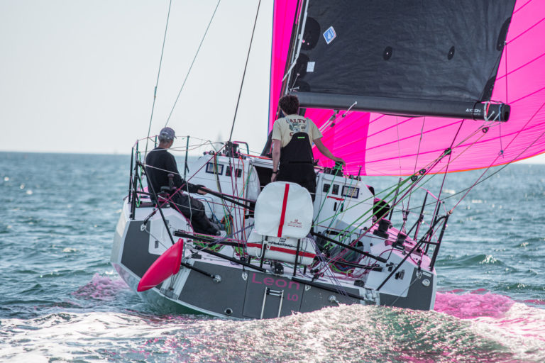 le jpk 1050 sous spi asymétrique, dans du vent medium faible, vu de derrière
