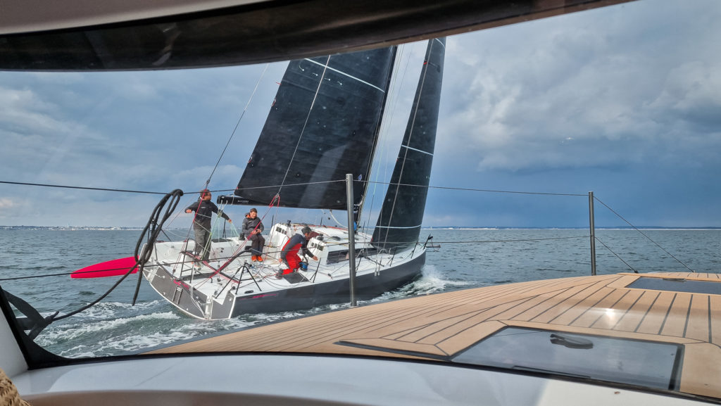 Le JPK 1050 au près, safran relevé, vue depuis le cockpit du JPK Nomad 40