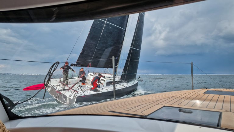 Le JPK 1050 au près, safran relevé, vue depuis le cockpit du JPK Nomad 40