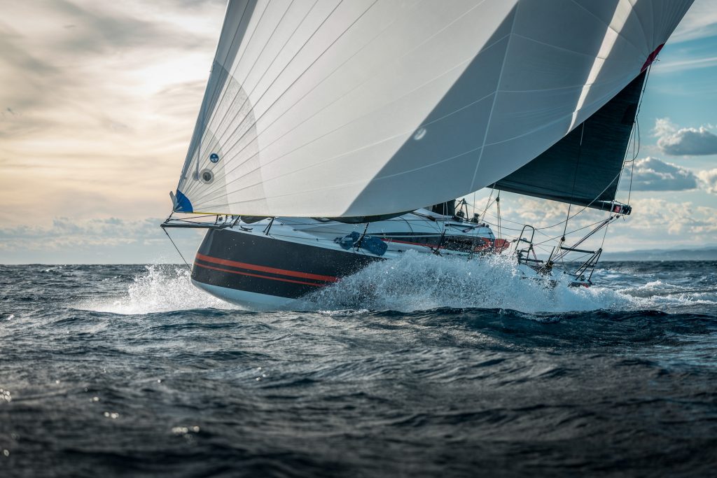 Le JPK 1050 au planning sous spinnaker et grand-voile, au large de Barcelone pour l'élection de l'European Yacht of the Year