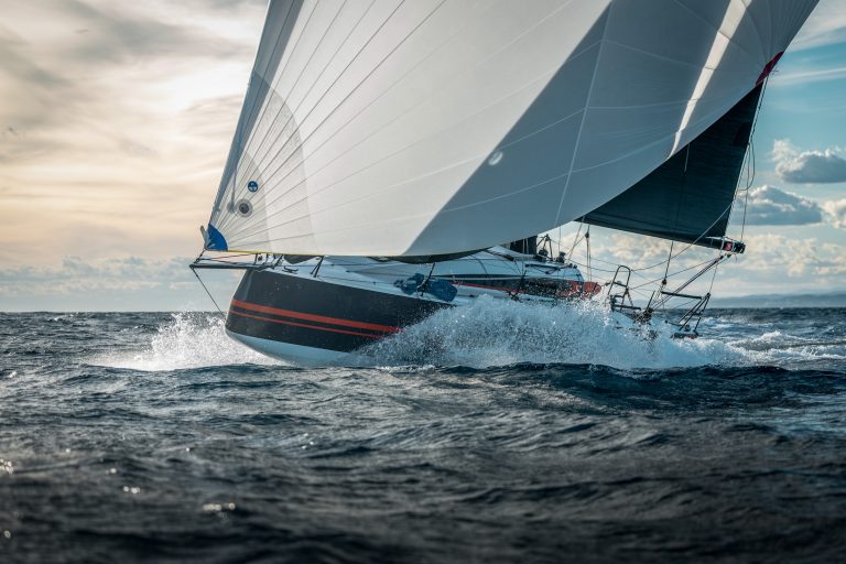 Le JPK 1050 au planning sous spinnaker et grand-voile, au large de Barcelone pour l'élection de l'European Yacht of the Year