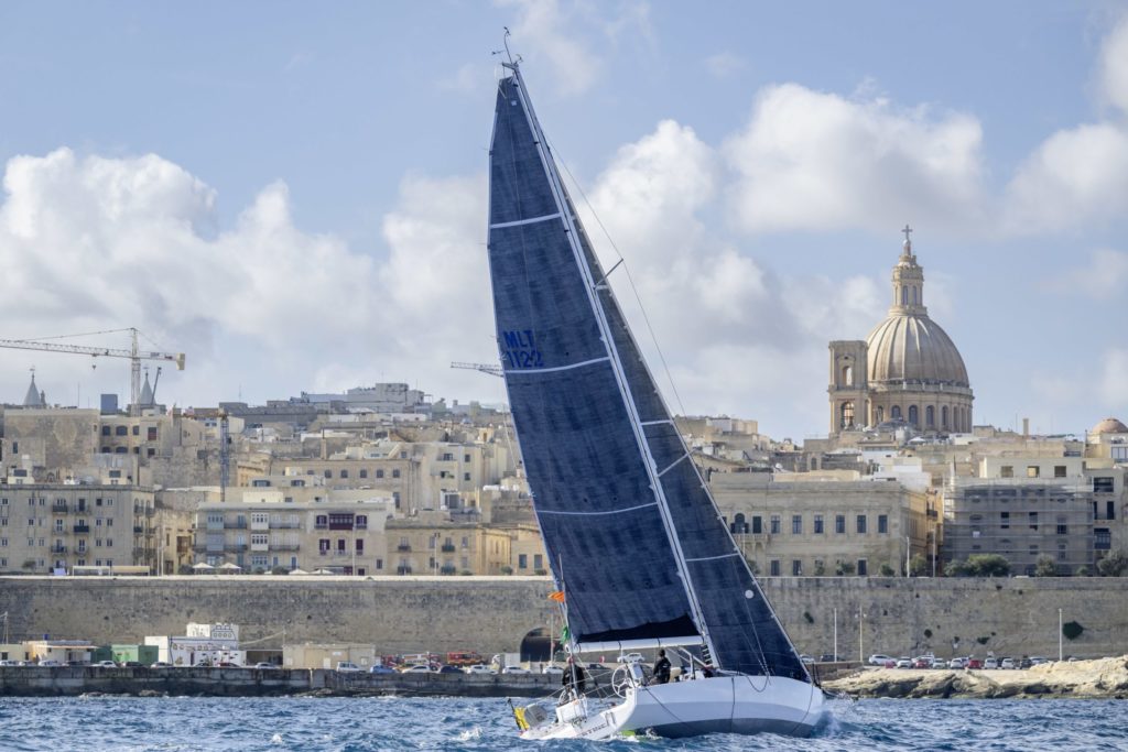 le JPK 1180 Libertine devant la ville de Malte lors de la Rolex Middle Sea Race 2025