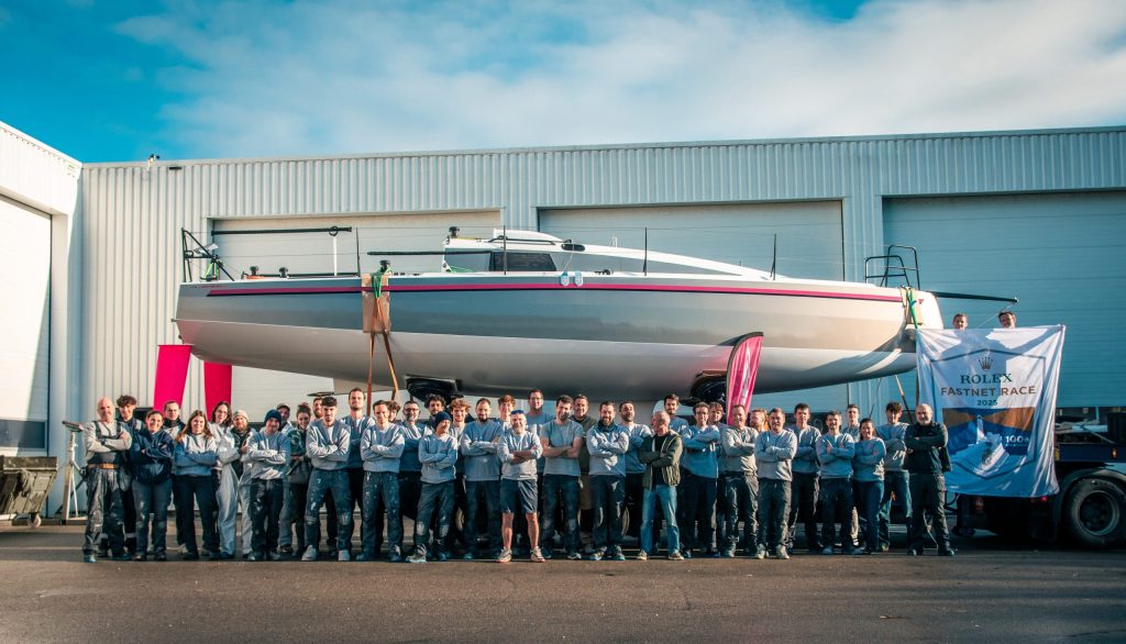 Photo des équipes de JPK Composites devant l'usine avec un JPK 1050