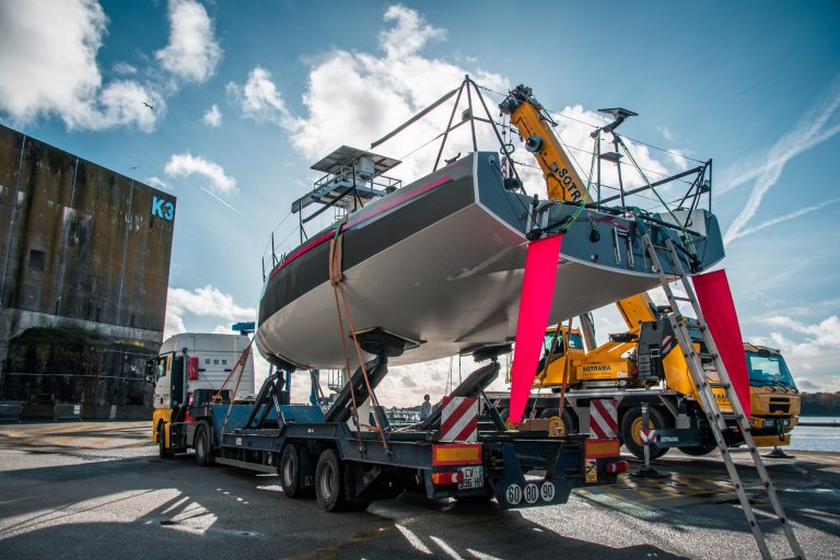 Un JPK 1050 levé par une grue pour être mis à l'eau à Lorient La Base