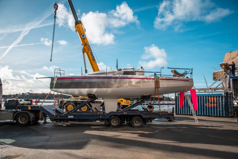 Un JPK 1050 levé par une grue pour être mis à l'eau à Lorient La Base