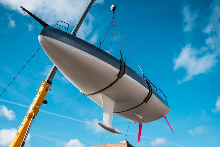Un JPK 1050 levé par une grue pour être mis à l'eau à Lorient La Base