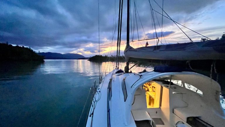 Le JPK 45 FC Belharra au mouillage dans une caleta des canaux de Patagonie