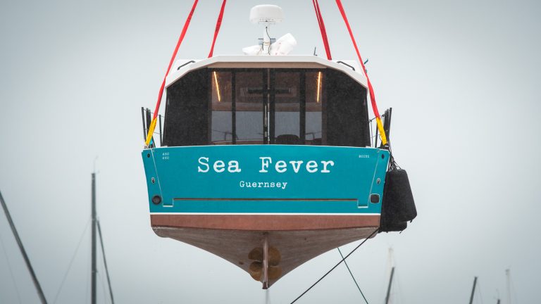 le Nomad 40 de JPK Composites, Sea Fever, gruté pour sa mise à l'eau