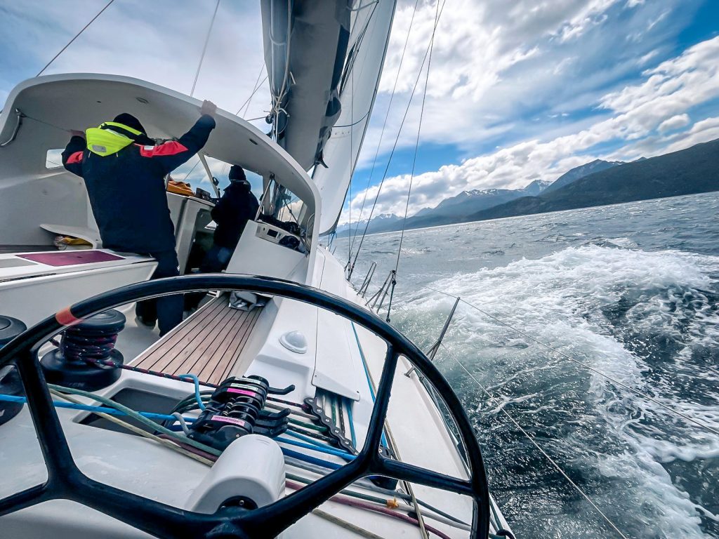 le JPK 45 FC remontant les canaux de Patagonie lors de son voyage vers le Cap Horn, au près