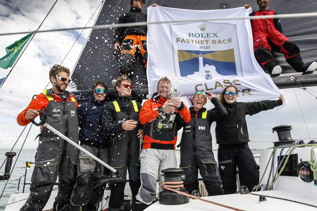Tom Kneen et son équipage célèbrent la victoire overall sur la Fastnet Race 2021