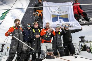 Tom Kneen et son équipage célèbrent la victoire overall sur la Fastnet Race 2021