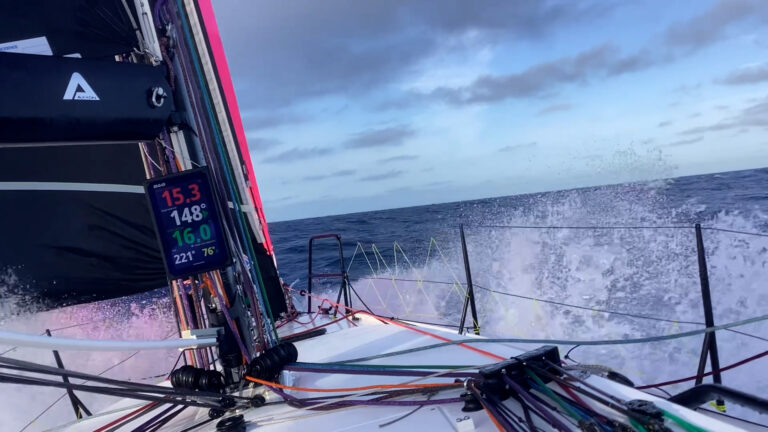 à bord du JPK 1050 au surf sous spi
