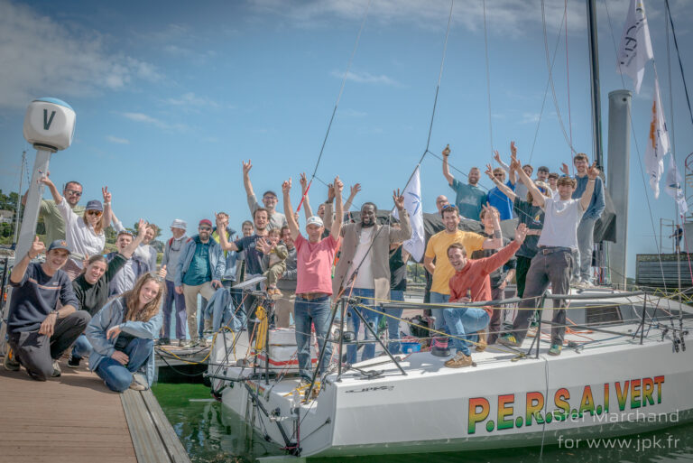 les équipes JPK devant le JPK 1050 PERSAI VERT qui va courir la Cap Martinique