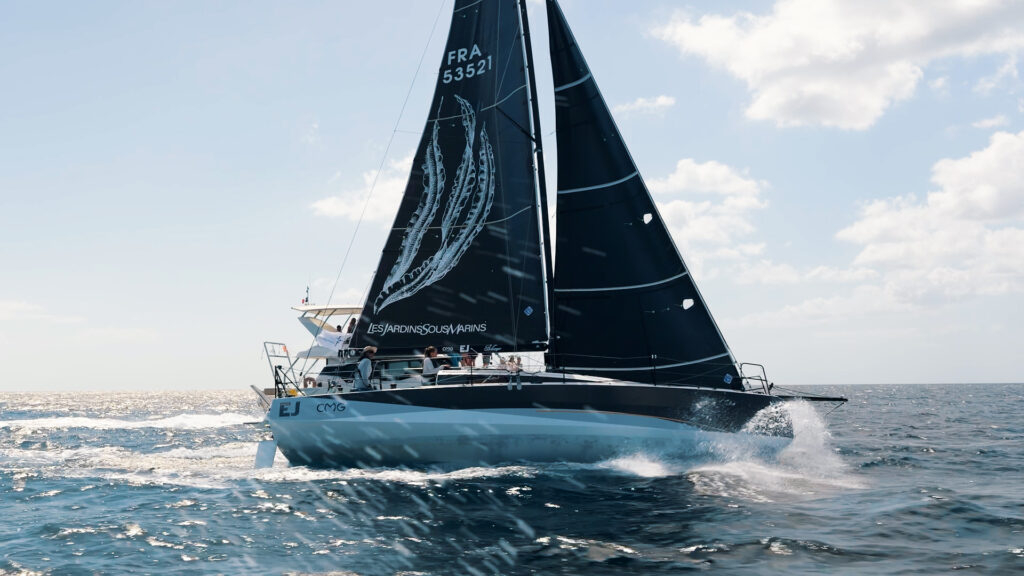 le JPK 1050 Laudato à l'arrivée de la Cap Martinique, avec un splash d'emrbuns