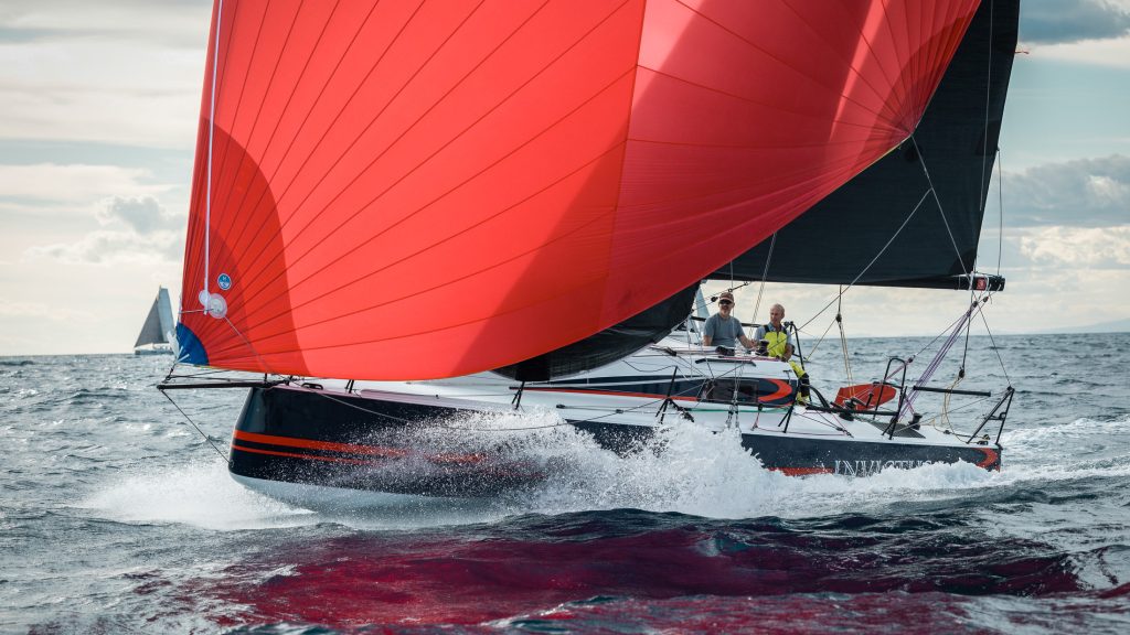 Le JPK 1050 au planning sous spinnaker rouge et grand-voile, au large de Barcelone pour l'élection de l'European Yacht of the Year