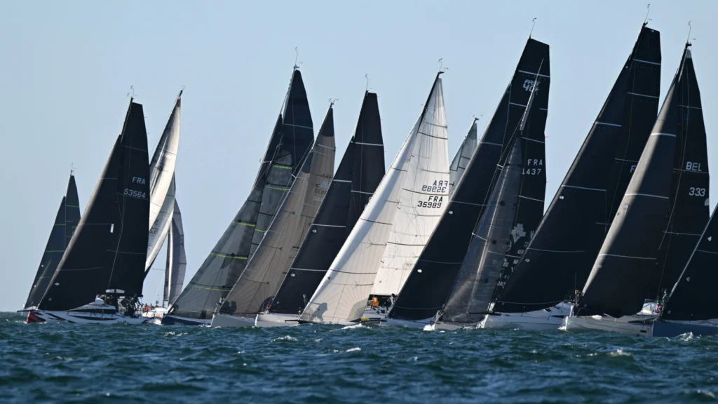 Le JPK 1050 au vent de la flotte IRC 1 sur la ligne de départ d'une manche du Spi Ouest France