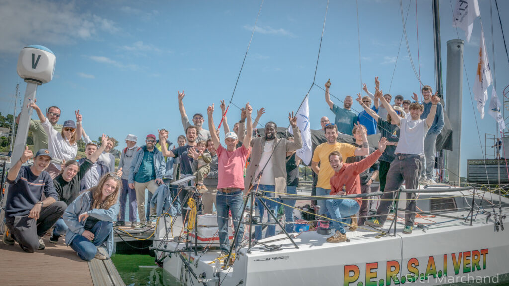 les équipes JPK devant le JPK 1050 PERSAI VERT qui va courir la Cap Martinique